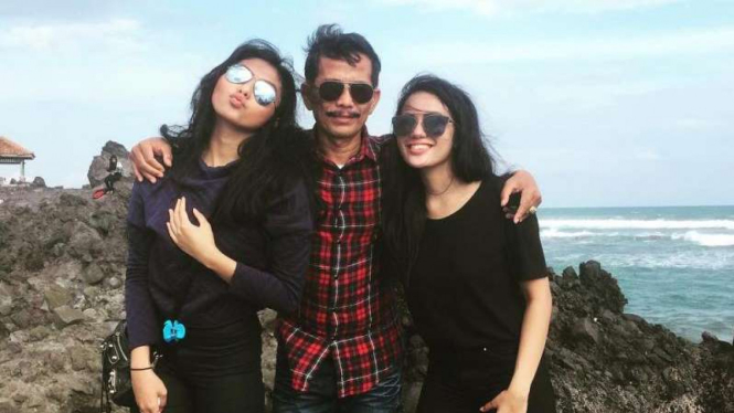 Pose pelatih Persib Bandung, Djadjang Nurdjaman bersama kedua putrinya