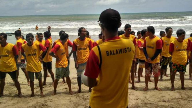 Badan penyelamat Wisata Tirta melakukan pencarian korban hilang di Pantai Lebak.