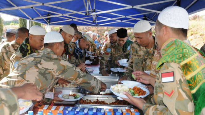 Prajurit TNI menyantap hidangan khas Indonesia di Lebanon.