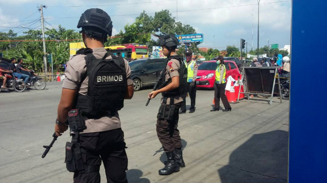 Pasukan Brimob berjaga di tol darurat Brebes-Gringsing.