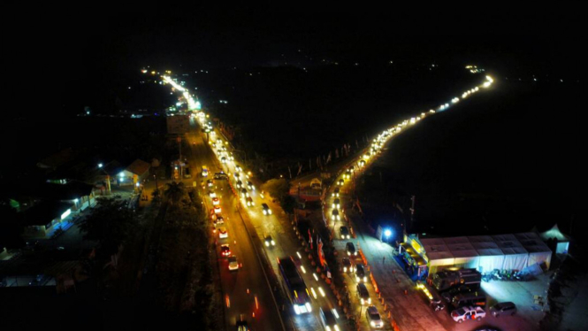 Pertemuan arus lalu lintas dari exit tol Gringsing dan jalur Pantura.