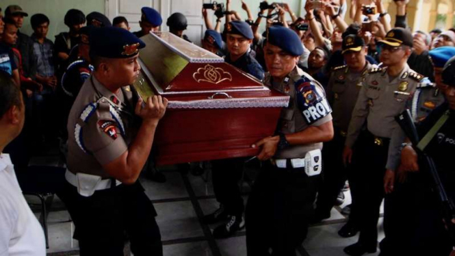 Personel kepolisian mengangkat peti jenazah almarhum Aiptu Martua Sigalingging, korban serangan teroris di Mapolda Sumut, 25 Juni 2017. 