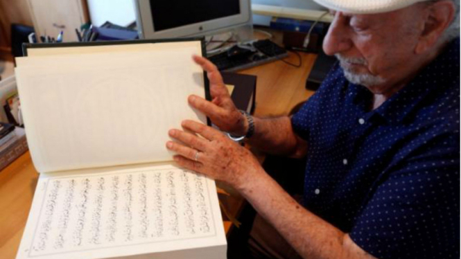 Seorang penulis kaligrafi asal Lebanon, Mahmoud Bayoun, berhasil menyalin Alquran ke bahasa Diwani. 