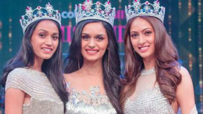 Miss India World Manishi Chillar dari Haryana (tengah)