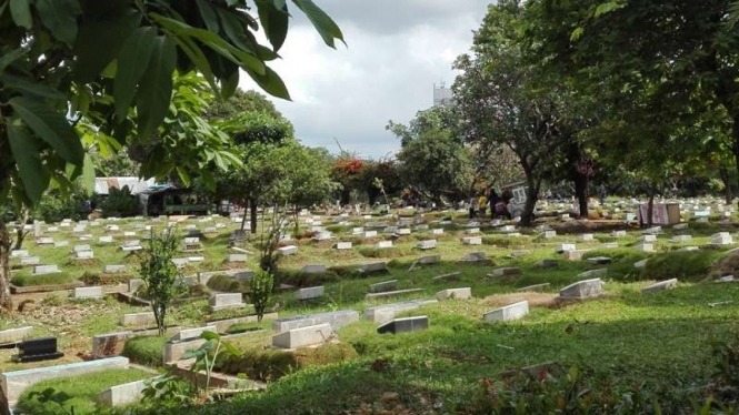 Suasana Tempat Pemakaman Umum di Pondok Kelapa, Jakarta Timur.