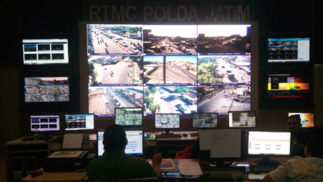 Petugas memantau arus lalu lintas dari layar perekam CCTV jalan seluruh Jatim.