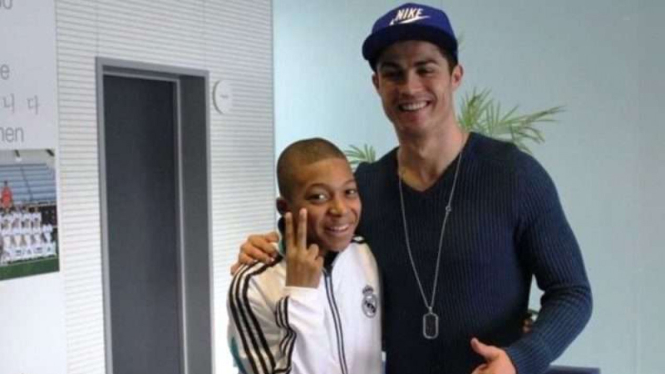 Kylian Mbappe saat berjumpa sang idola, Cristiano Ronaldo