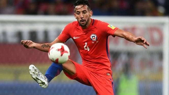 Bek Timnas Chile, Mauricio Isla