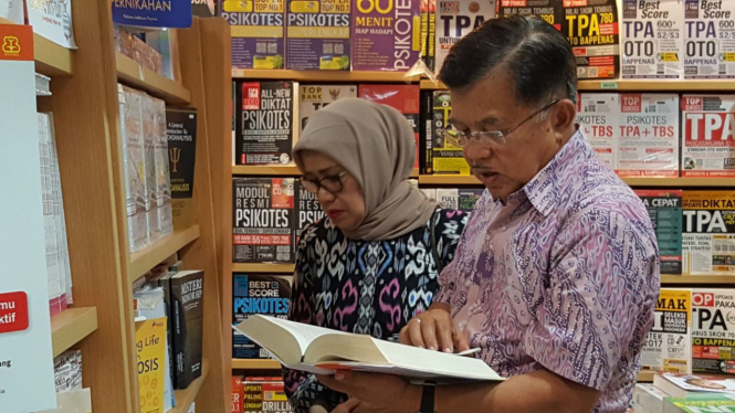 Wapres Jusuf Kalla saat mengunjungi toko buku di Makassar.