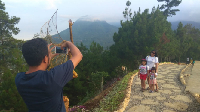 Taman Langit tempat swafoto dengan nuansa khayangan ada di Gunung Banyak, Kota Batu.