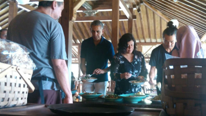 Barack Obama di restoran organik Bumi Langit, Imogiri, Bantul.