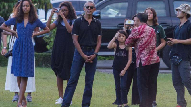 Sasha dan Malia bersama sang ayah Barack Obama ketika di Borobudur