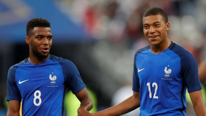 Pemain muda Prancis, Thomas Lemar (kiri) dan Kylian Mbappe.