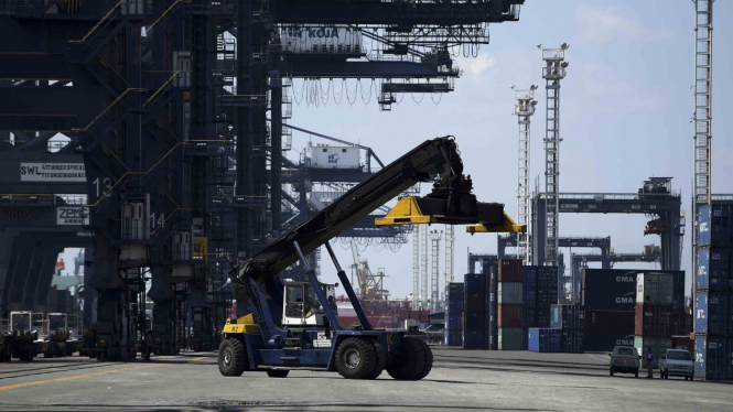 Aktivitas bongkar muat di Pelabuhan Tanjung Priok, Jakarta Utara. 