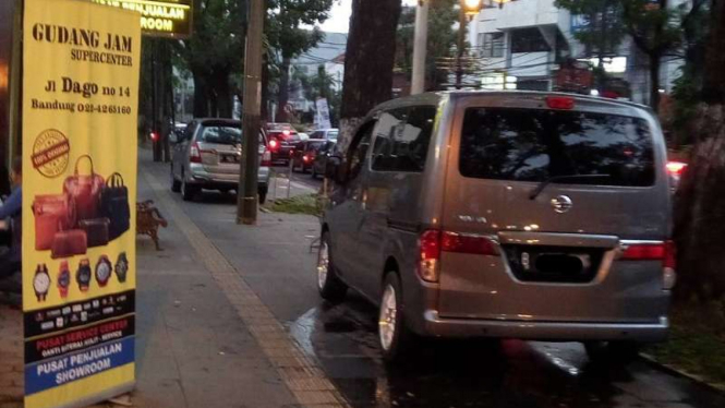 Mobil yang parkir di trotoar kawasan Dago, Bandung.