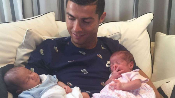 Cristiano Ronaldo dan bayi kembarnya