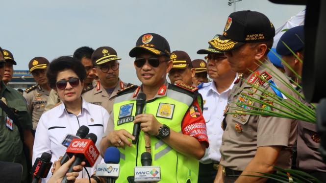 Kapolri Jenderal Tito Karnavian meninjau arus balik mudik Lebaran 2017