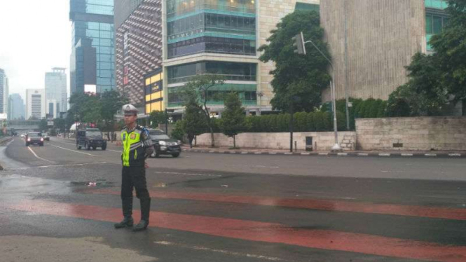 Kawasan Jalan Sudirman ditutup sementara saat Barack Obama melintas.