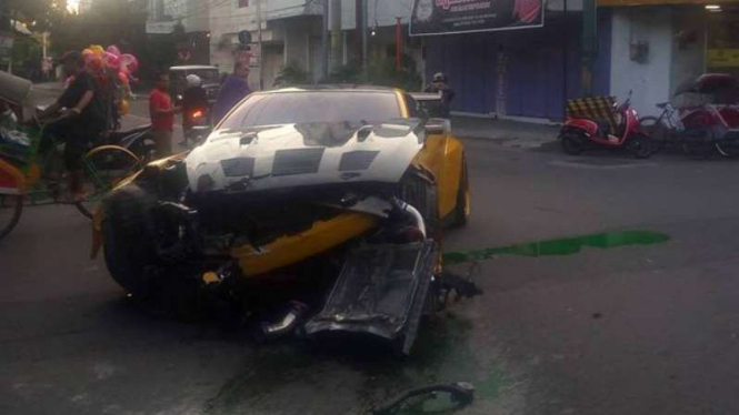 Kecelakaan tunggal, mobil sport Nissan GT-R tabrak trotoar di Solo