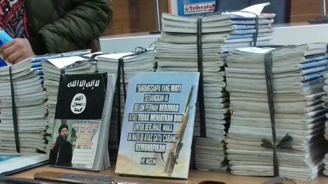 Polisi menyita 155 buku tulis bersampul pemimpin ISIS
