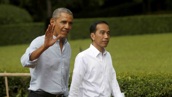 Ini yang Dilakukan Obama saat Bertemu Presiden Jokowi di Kebun Raya Bogor