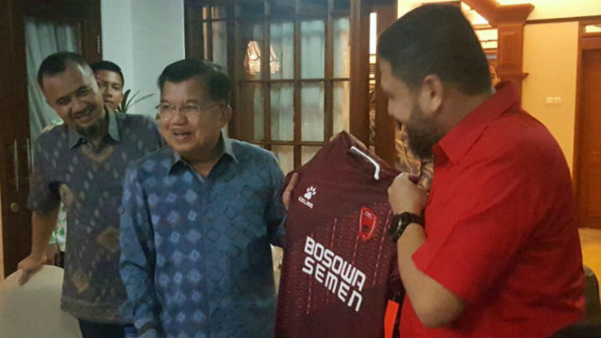 Wapres Jusuf Kalla mendapatkan jersey khusus dari PSM Makassar