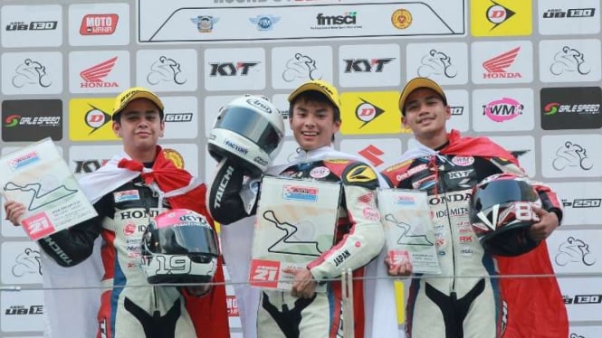 Pembalap Astra Honda Racing Team (AHRT) Awhin Sanjaya dan Yaasiin Gabriel Somma