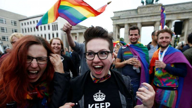 Para LGBT merayakan legalisasi pernikahan sejenis di Jerman