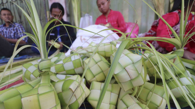 Ragam Tradisi Masyarakat Indonesia Menyambut Lebaran Ketupat