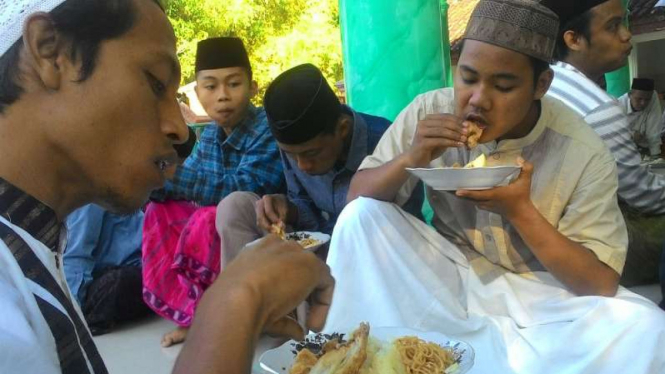 Warga makan bersama merayakan Lebaran Ketupat di masjid