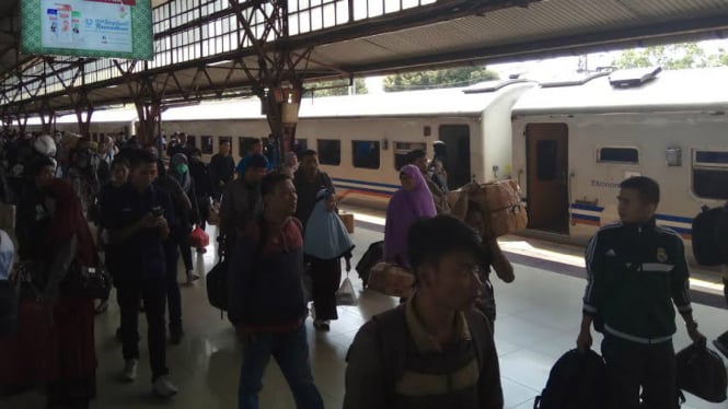 Pemudik tiba di Stasiun Pasar Senen