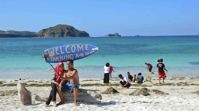 Keramaian Berwisata di Pantai saat Libur Lebaran