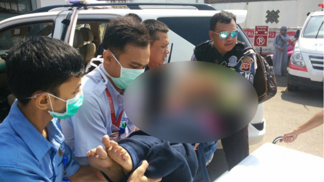Petugas Polres Purwakarta bersama penumpang bantu ibu melahirkan di pinggir tol