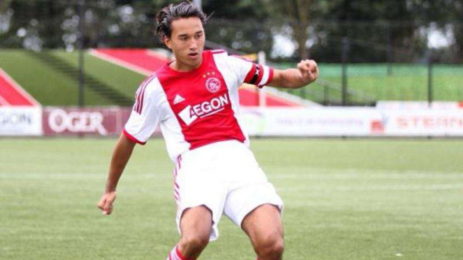 Ezra Walian saat masih memperkuat Ajax Amsterdam
