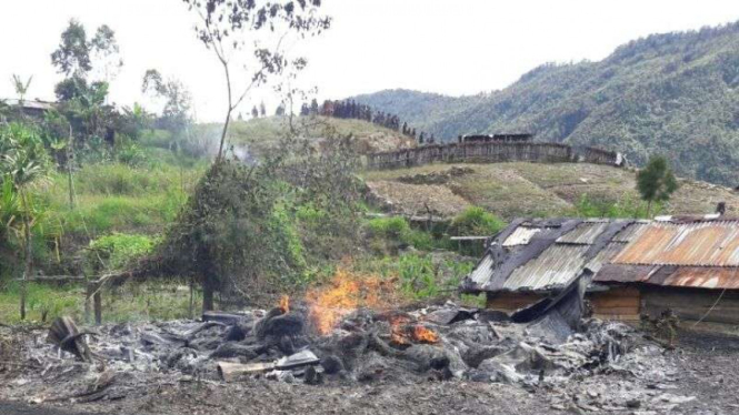Rumah dibakar di Puncak Jaya akibat bentrokan. 