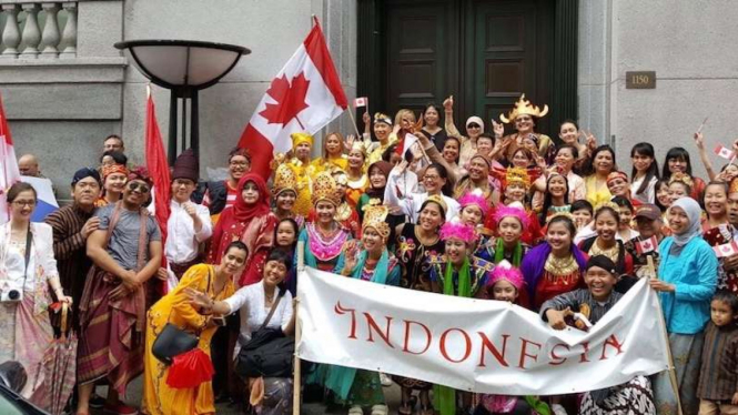 Masyarakat Indonesia berbaju khas daerah saat ikut serta berparade di Kota Montreal, Kanada.