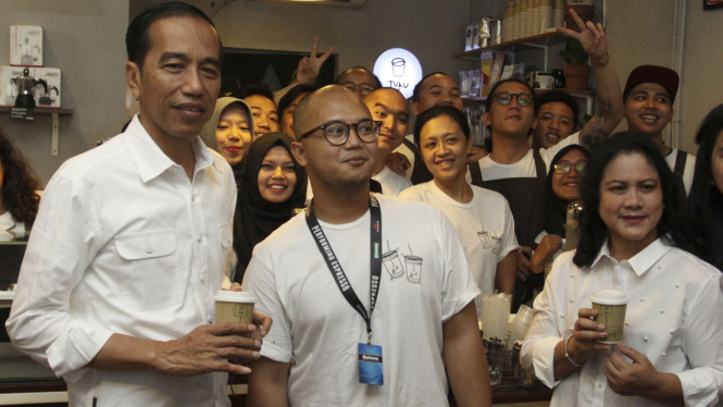 Jokowi minum kopi bersama keluarga