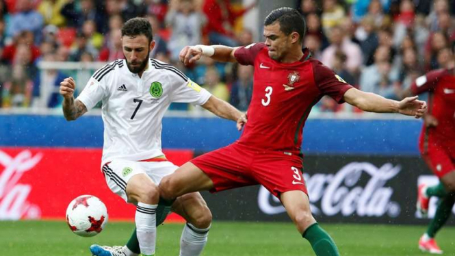 Pemain belakang Timnas Portugal, Pepe (kanan)
