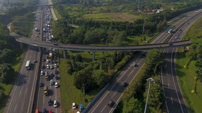 Pantauan Kemacetan Arus Balik di Tol Cikampek dari Udara