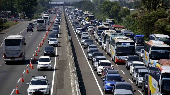 Arus Balik Libur Tahun Baru, Tol Cikampek Arah Jakarta Padat Merayap