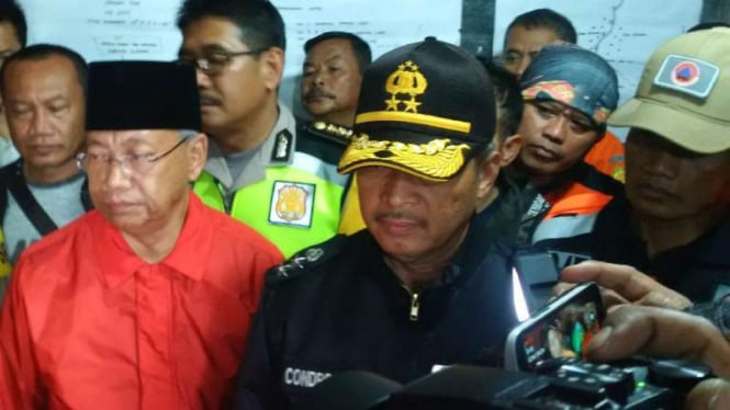 Kapolda Jateng Irjen Pol Condro Kirono di Posko Utama evakuasi korban helikopter