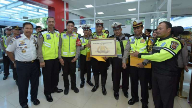 Polisi yang menerima penghargaan setelah menolong pemudik.