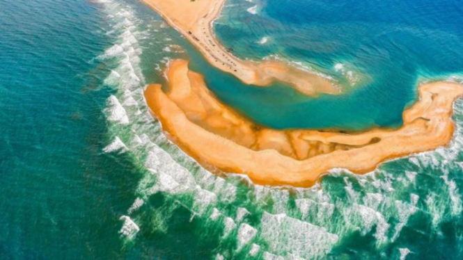 Pulau Shelly yang muncul secara tiba-tiba di Segitiga Bermuda.