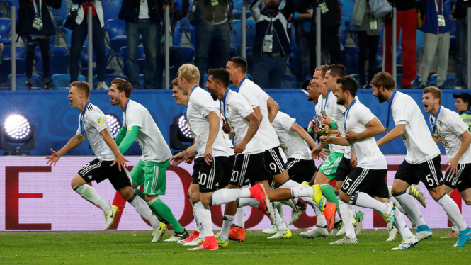Timnas Jerman merayakan kemenangan.