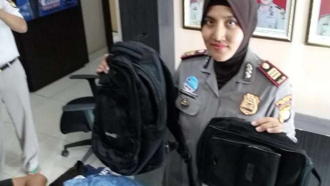AKP Rahma perlihatkan tas yang ditemukan di ITC Depok.