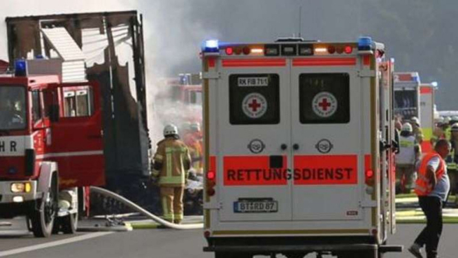 Petugas pemadam dan ambulan berjaga di lokasi kecelakaan bus wisata di Jerman.