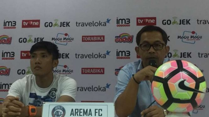 Pelatih Arema FC, Aji Santoso dan Ahmad Bustomi.