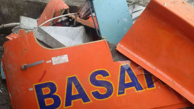 Puing pesawat Dhaupin Basarnas yang jatuh di Gunung Butak, Kabupaten Temanggung, Jawa Tengah.