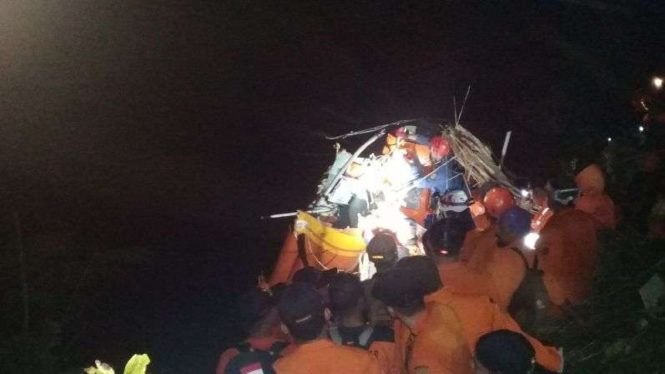 Evakuasi korban helikopter Basarnas di Temanggung.