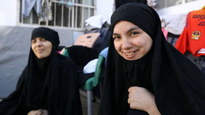 Foto para istri mantan militan ISIS di Raqqa, Suriah.